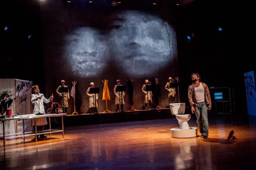 Auxilio es un proyecto en colaboración entre TeatroSinParedes y Théâtre 2 l'Acte. Durante 2018 se llevó a cabo la creación entre las dos compañía en la Ciudad de México. Con piezas dramáticas de tres escritores, Serge Pey, Ángel Hernádez y Sergio López Vigueras.